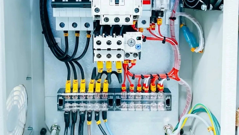 تفاوت تابلو برق اینورتر با تابلو برق ساده کنتاکتوری چیست؟