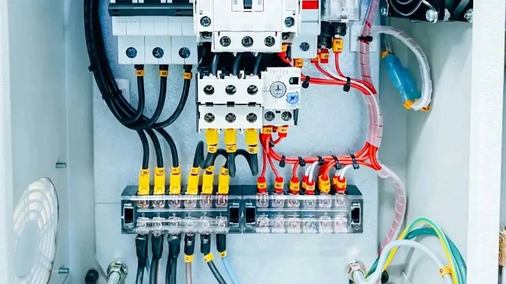 تفاوت تابلو برق اینورتر با تابلو برق ساده کنتاکتوری چیست؟